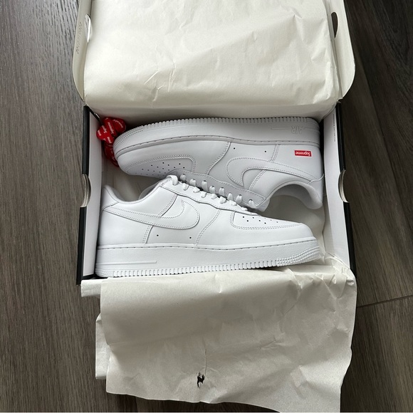 Nike x Supreme Air Force 1 Low White | Size 10.5 | Exclusive Collaboration - Picture 3 of 4